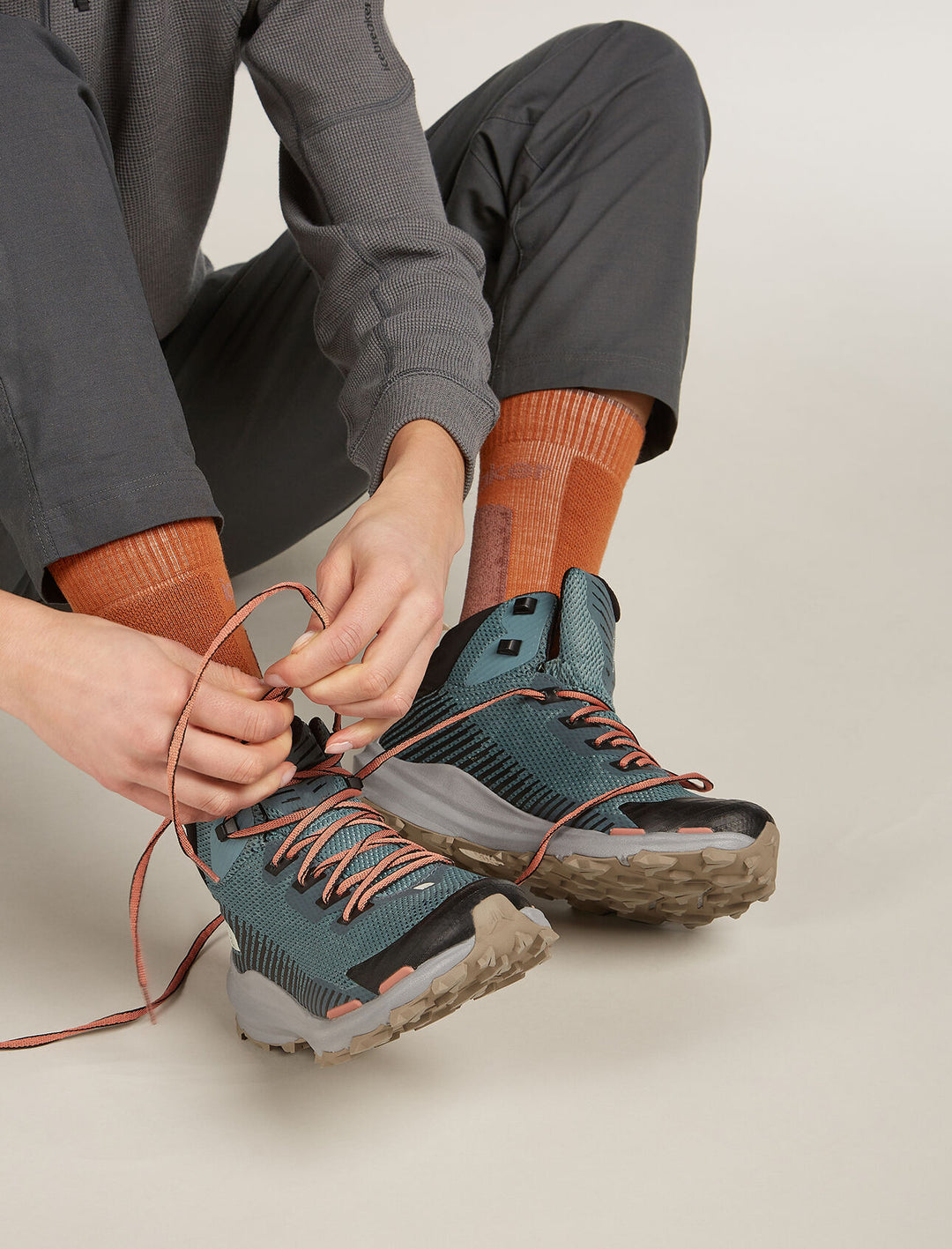 Womens Merino Hike+ Medium Crew Socks Dusty Clay/Carob 0A578I