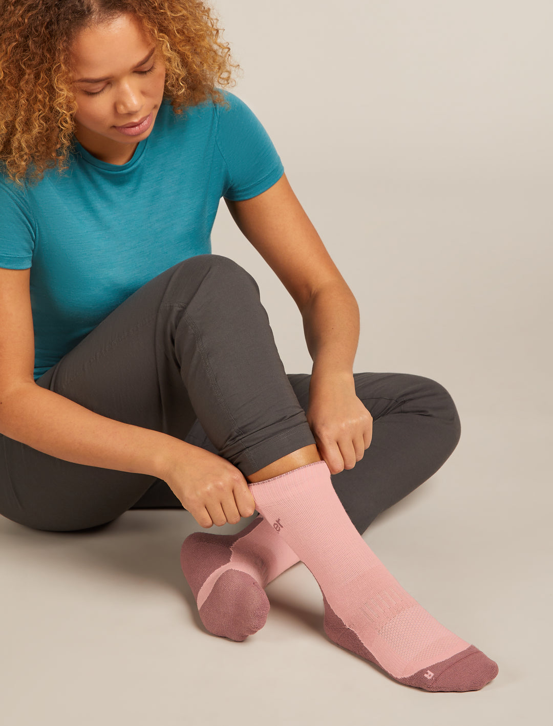 Womens Merino Hike+ Light Crew Socks Blush/Summit  0A578K