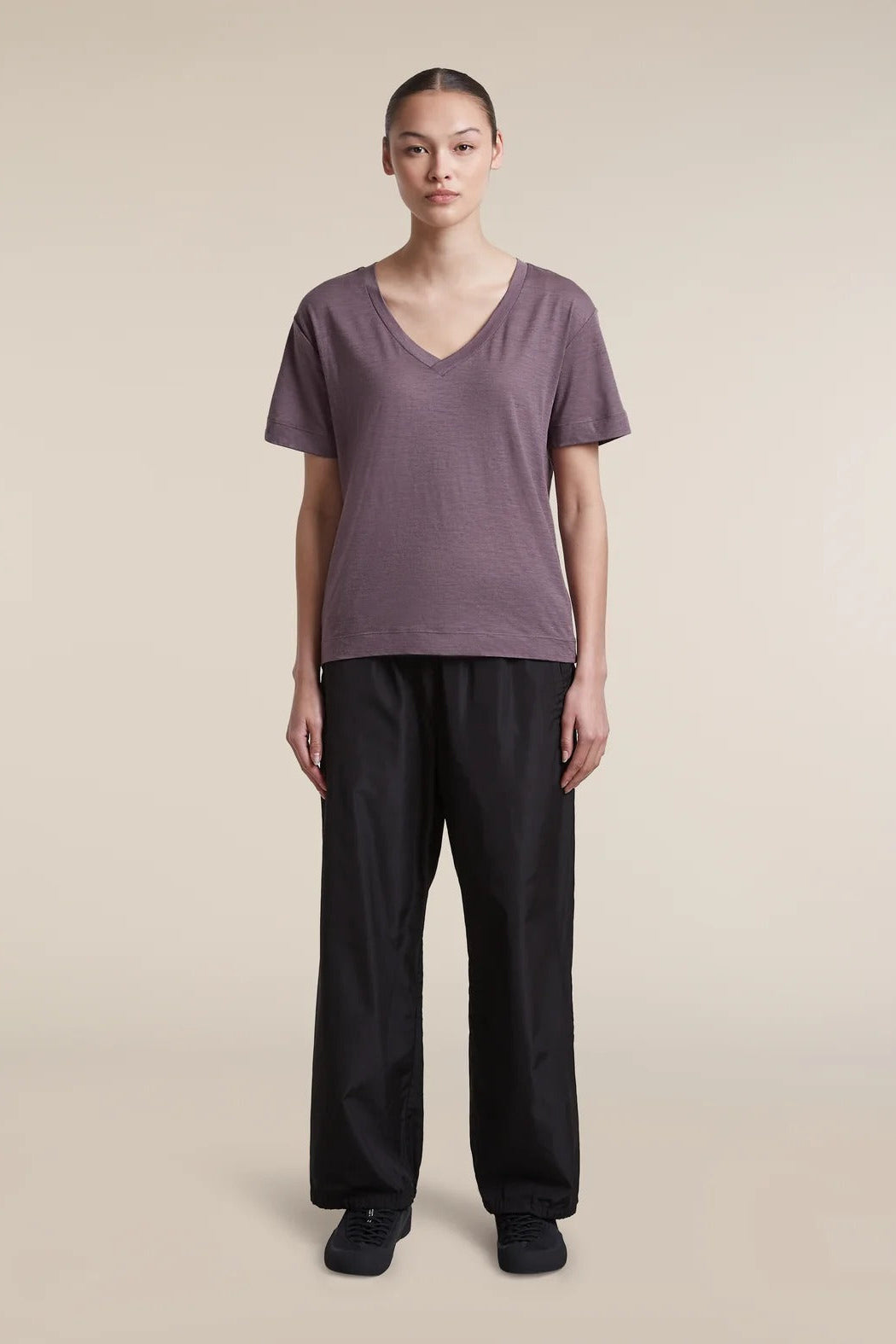 Womens  Merino 150 Tech Lite S S Relaxed V Neck T-Shirt  Grey Plum 0A57GO