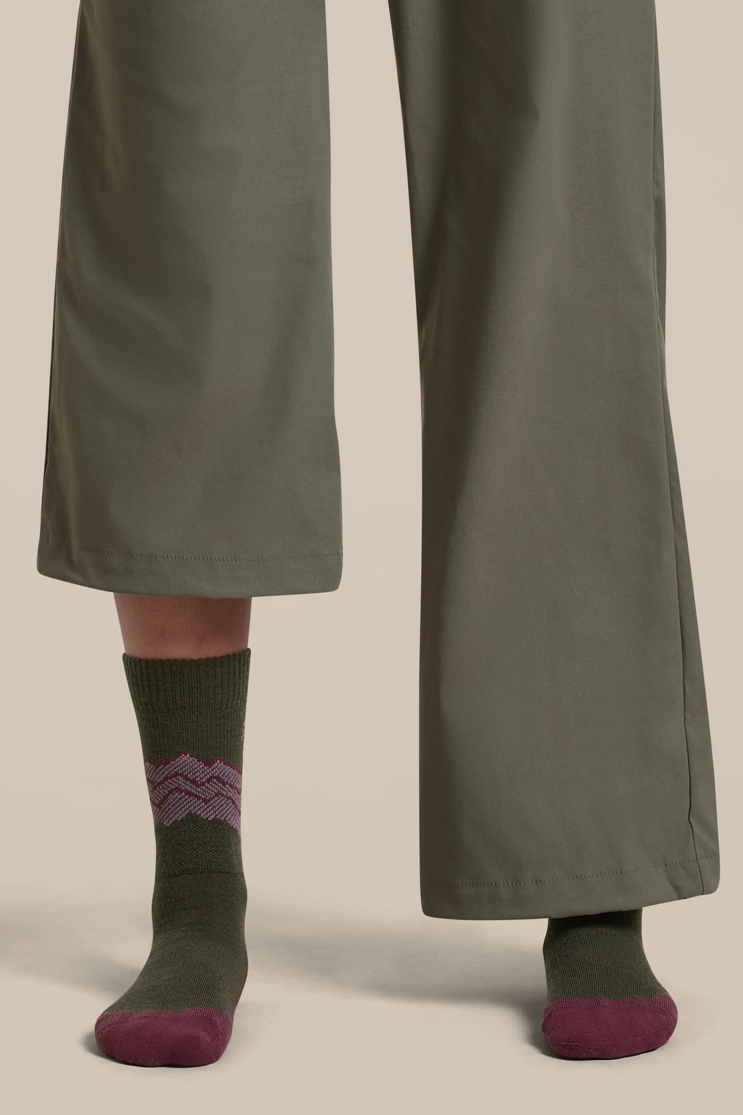 Womens Merino Hike+ Medium Crew Socks Across the Peaks  Dark Loden/Dark Berry/Grey Plum 0A578Y