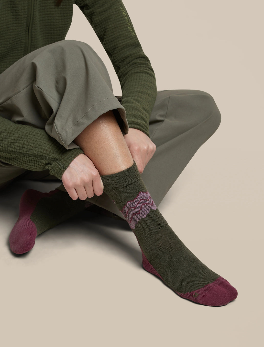 Womens Merino Hike+ Medium Crew Socks Across the Peaks  Dark Loden/Dark Berry/Grey Plum 0A578Y