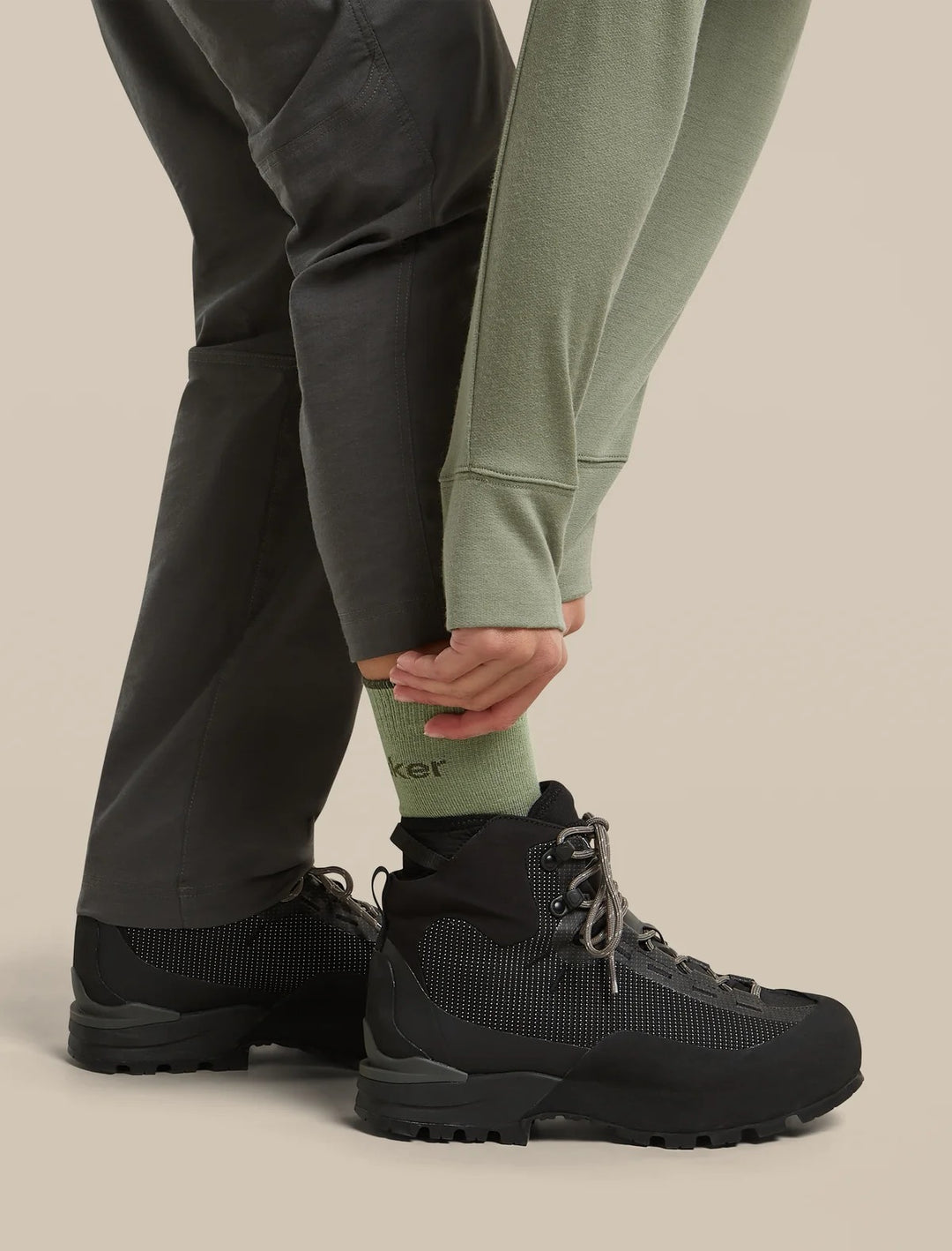 Womens Merino Hike+ Light Crew Socks  Lichen/Dark Loden 0A578K